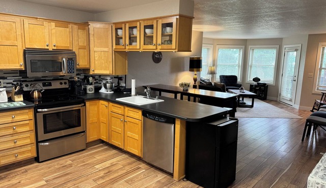 Birchwood Retreat on Tagalong Golf Course with pool and hot tub in Birchwood