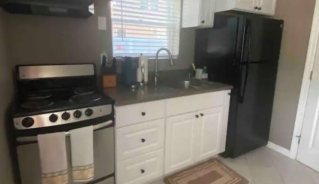 Bright 1-Bdrm Studio Apt on Quiet Tree-Lined St. in Smithtown