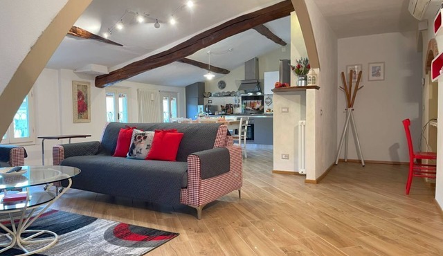 Bright, Characterful Attic Apartment with a View of Villa Bottini in the City Center, with Air Conditioning in Lucca