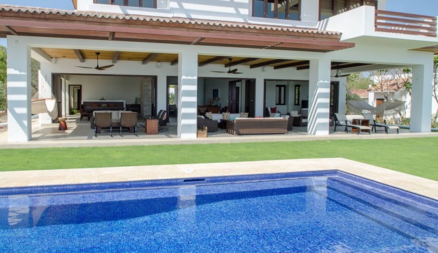 Captiva: Hacienda Iguana's Premier Surf-front Home (7br, 8ba, full deluxe) in Tola