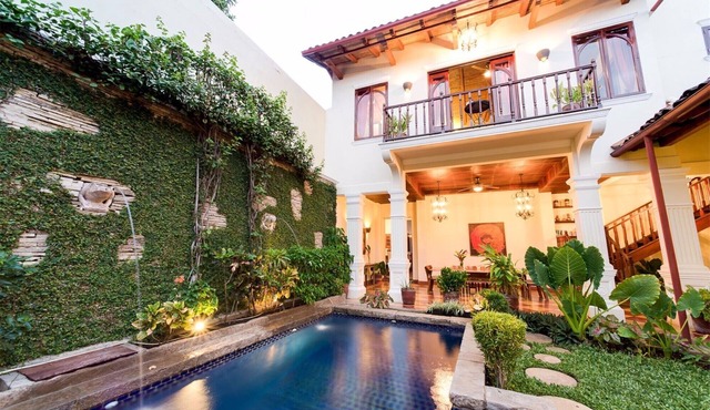 Casa Blanca, Beautiful Restored 250 Year Old Villa. Oasis in Heart of Granada in Granada