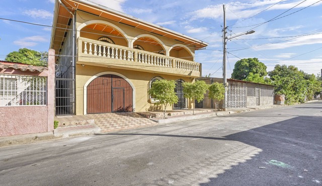 Casa Guadalupe - 4BR/4.5BA Two-Story In Leon in León