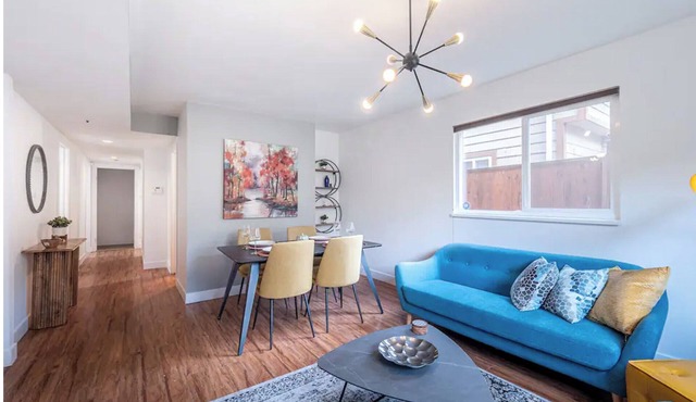 Central 2BR Suite Near Grouse Mountain & Lions Gate bridge Free Parking in North Vancouver