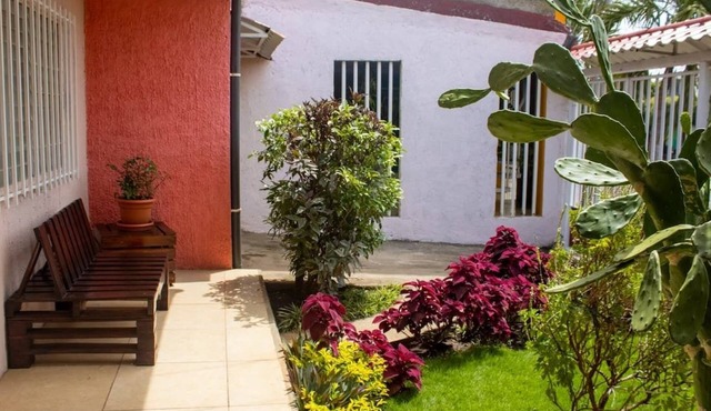 Central Home 3BR w/King Bed, AC, Free parking in Managua