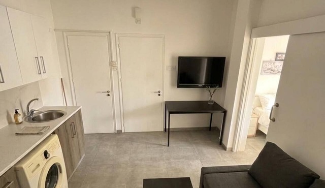 Central Larnaca apartment - AC, WiFi & short walk to the beach in Larnaca