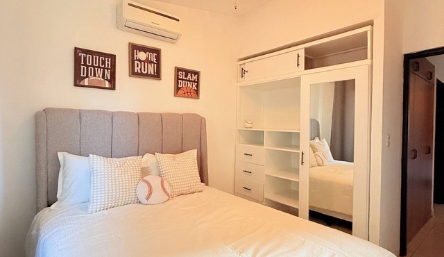 Charming 3-bedroom Black & White house in peaceful Ticuantepe with AC in Ticuantepe