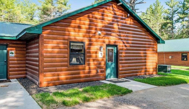 Charming dog-friendly cabin with hot tub, fireplace, patio, grill, & central AC in Conover