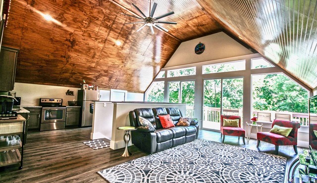 Chateau on Monroe: 5-Star Oasis Sleeps 12 – Unique Nashville Stay Near Downtown in Nashville