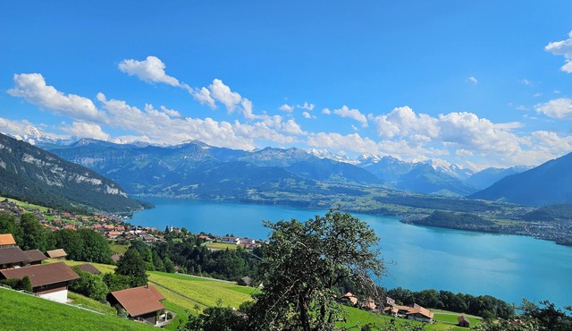Comfortable vacation home overlooking Lake Thun and the Alpine chain in Sigriswil