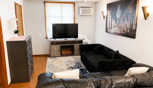 Compact Studio with AC and free street parking in Chicago