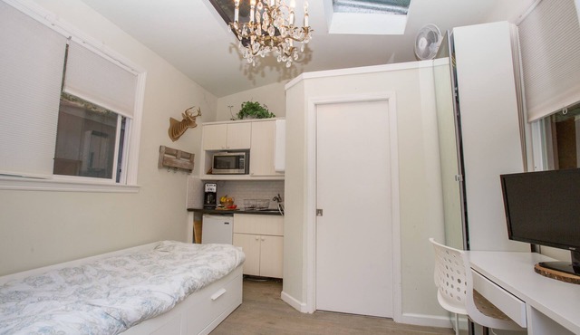 Cozy cottage in upscale Claremont Court in Berkeley