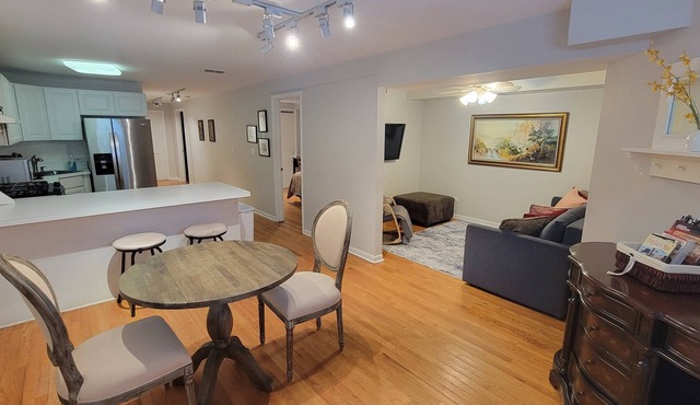 Cozy Depaul/Wrigley Garden Condo +FREE Parking! in Chicago