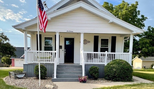 Cozy Home in the heart of Dyersville, IA! in Dyersville