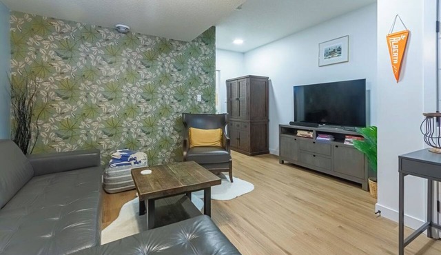 Cozy, modern suite in trendy, historic Hazeldean. Close to Whyte/UofA in Edmonton