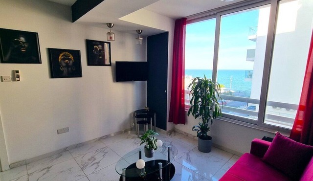 Cozy Sea View Apt w/pool access + Netflix in Larnaka