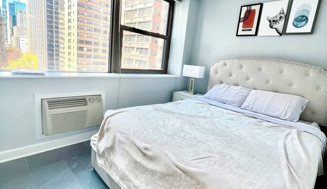 Cozy Streeterville Corner Unit in Chicago