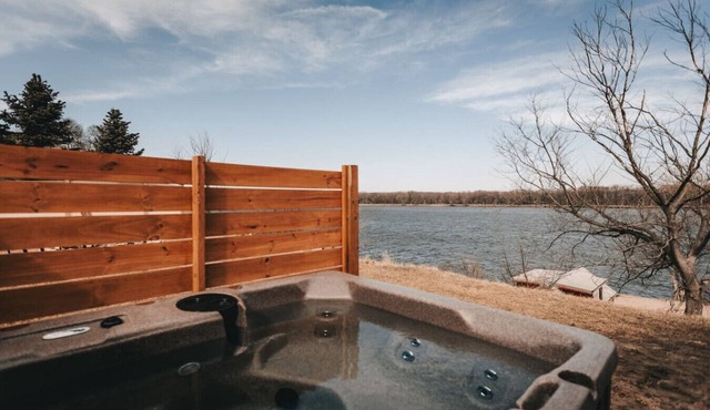 Drifter Cabin|Riverview+ Sauna+ Hot Tub+ Pickleball in Bellevue
