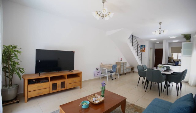 Elysia park - Charming 2BR Townhome with Pool, Gym, Free parking-Paphos central in Pafos