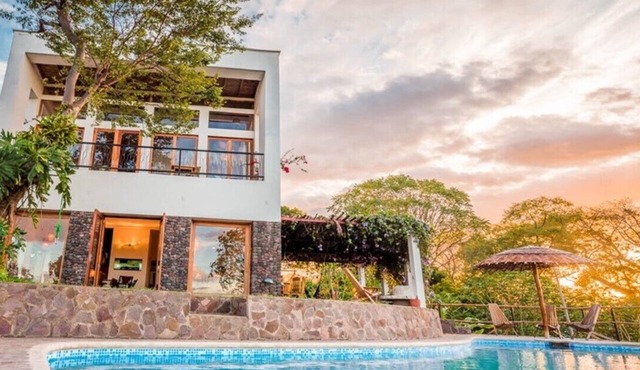 Entire hilltop house/pool spectacular view overlooks 100s of Isletas & Granada in Granada