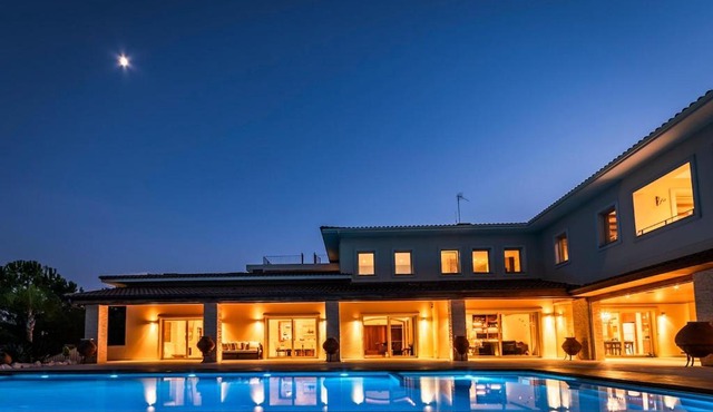 Epavli Papadopoulou - Luxurious Mansion Villa in Kornos