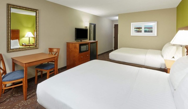 Everything You Need For The Perfect Vacation! 4 Great Units, Onsite Dining in Matteson