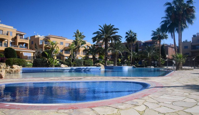 Family-Friendly Ground Floor Apartment with Garden, BBQ & Pools Limnaria Gardens in Kato Paphos