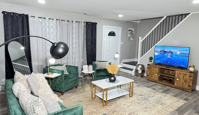 Full Luxurious Modern Home+Free Parking/Fast Wi-Fi+Centrally located+Free Washer in Park Forest