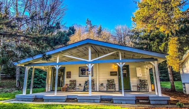 Fun Family Getaway ~ BBQ, Sauna, and Firepit in Longview