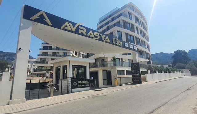 Girne Merkezde Geniş Teraslı Havuzlu Daire