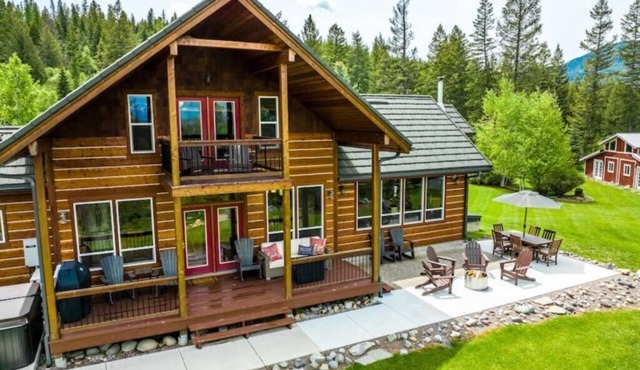 Glorious Montana Haven, Views, and Hot Tub in Coram