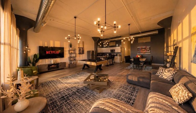 Group-Friendly 5BR Suite Near McCormick - Sleeps 12 in Chicago