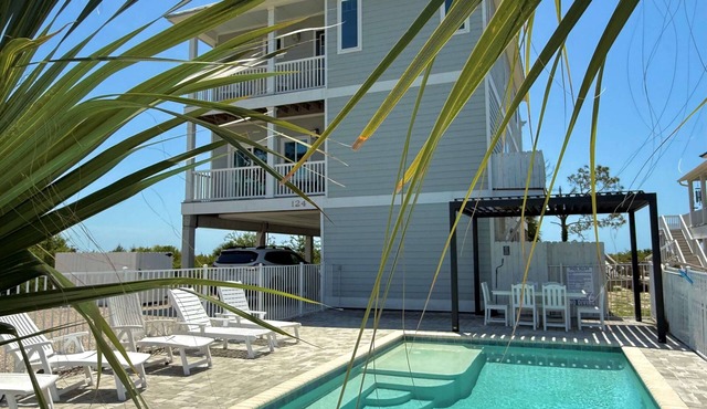 Gulf front, elevator, private pool, 2 king masters."Wow" views of a quiet beach! in Port Saint Joe