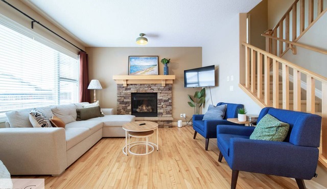 Hearthstone House: Hot Tub & Fireplace in Edmonton