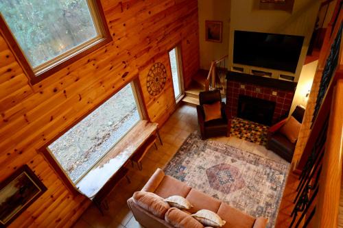 Hillside Hideaway Retreat - A Secluded Modern Cabin in Hot Springs
