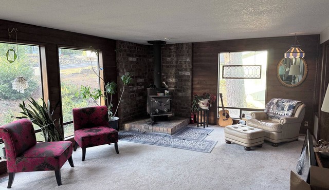 Hillside Retreat 3-bedroom house in Longview perfect for your family getaway in Longview