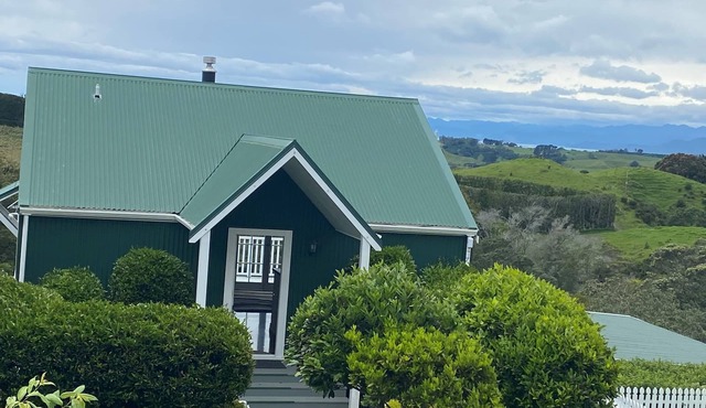 Hilltop Cottage in Ohiwa with beautiful range and beach views in Waiotahe