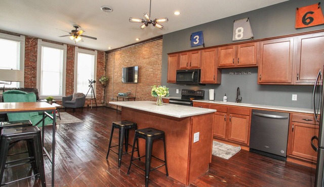 Historic Downtown Lincoln's Loft Derby Suite - Lincoln, IL in Lincoln