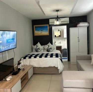 Home Away From Home 6 minutes away from beach in Cape Town