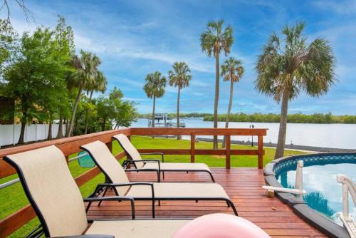 Huge Waterfront Mini-Resort with Gym, Dock and Pool in Riverview