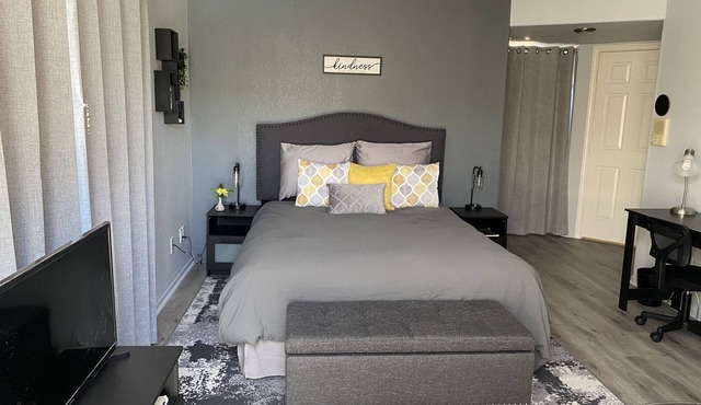 Hummingbird Haven - Private Suite with Pool - Centrally Located in San Diego