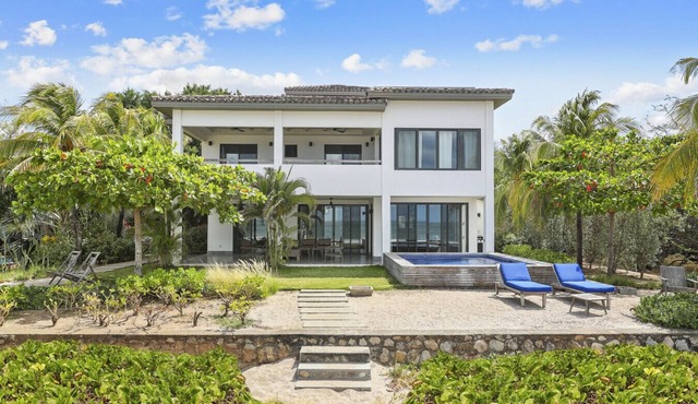 Iguana Beach House: Spacious Beachfront House with Swimming Pool in Hacienda Iguana