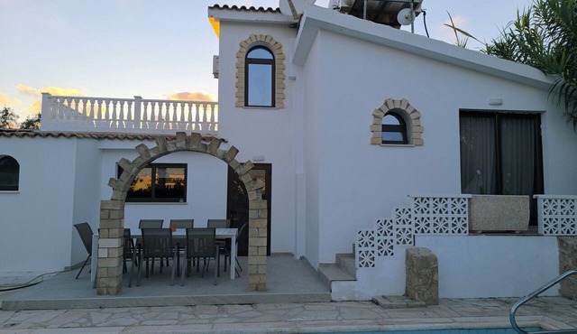 Iliana Escape -Relax 5 Bedroom Retreat with Private Pool and A/C in Pegeia