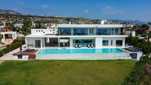 J&C Villa Seacave with Infinity Pool