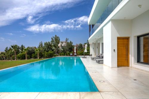 J&C Villa Seacave with Infinity Pool