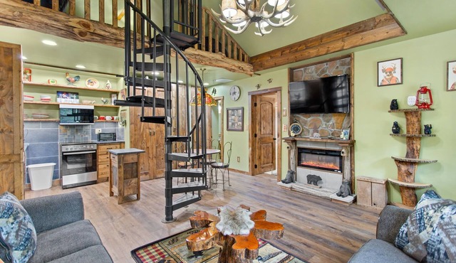Jim Thorpe Rustic Cabin With Hot Tub, EV Charger, BBQ Grill & Outdoor Games! in Jim Thorpe