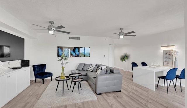 Jupiter Bay Resort Condo, steps to the beach! Comfortably sleeps family of 4! in Jupiter