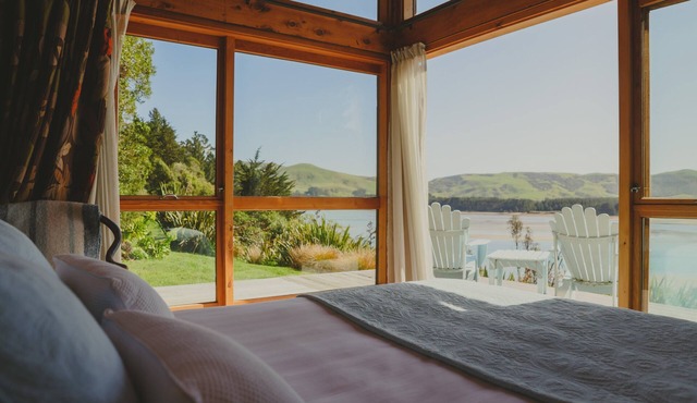 Kahu Studio Wake up with a stunning view from the Papanui Inlet in Cape Saunders