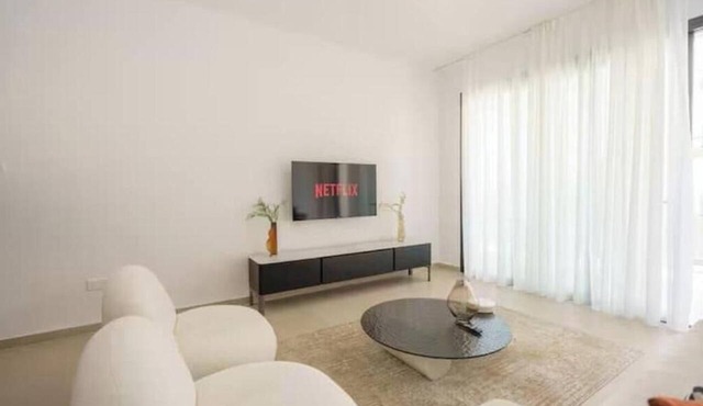 Kalamon Luxury Suite 105 w/Pool & Gym in Livadia