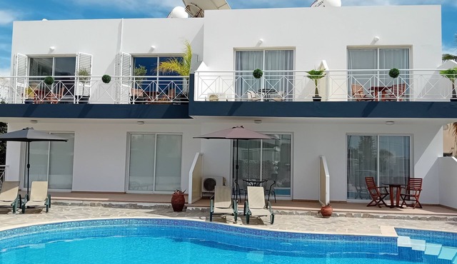 Kato Paphos Suites - 1-Bed Apartment, Great location, Pool view, Wi-Fi & a/c. in Pafos
