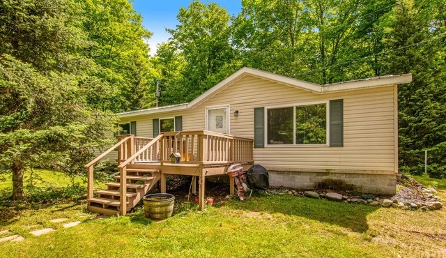 Lake view cabin w/dock, firepit, kayaks, W/D, & shared access to North Twin Lake in Conover